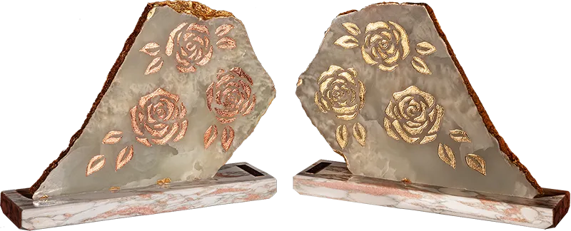 Le Rose di Ivana, natural state — honey onyx engraved double-face with roses, yellow and rose gold leaf, on Norwegian Rose marble base