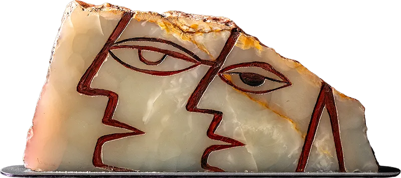 F&I, natural state — two profiles engraved in translucent alabaster with the essential line of an ancient graffito